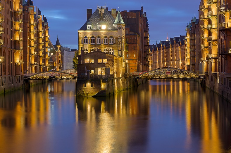 Hamburgs Speicherstadt bei Nacht ©   elxeneize - Envato Elements Pty  