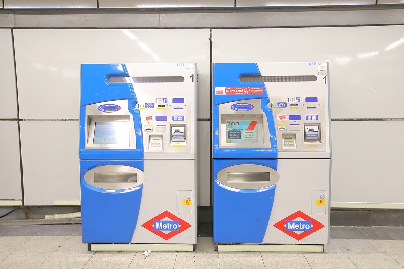 Fahrkartenautomat Metro Madrid -  Stockfoto-ID: 326953258 Copyright: TK Kurikawa