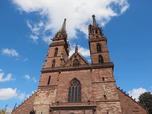 Das Basler Münster mit Georgs- und Martingsturm bietet einen herrlichen Ausblick bis in den Schwarzwald.  pixabay - chiaro_di_luna 