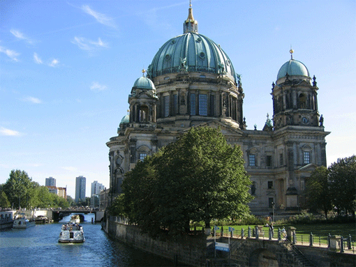 Eine Bootstour durch Berlin zeigt die Stadt von einer neuen Seite.  © pixabay.com