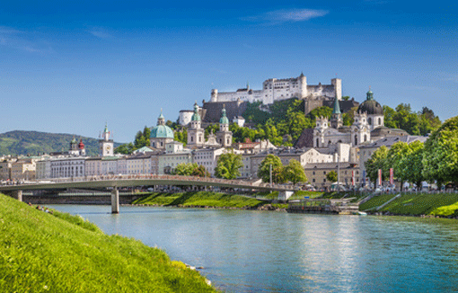 Historische Altstadt von Salzburg mit dem Fluß Salzach im Sommer. © Fotolia.com | JFL Photography