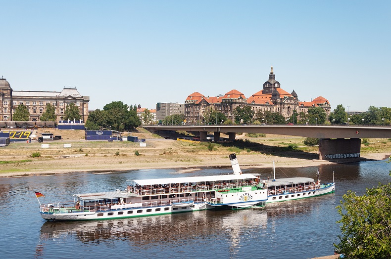 Schifffahrt auf der Elbe in Dresde - Stockfoto-ID: 387077056 Copyright: vicsa - Big Stock Photo