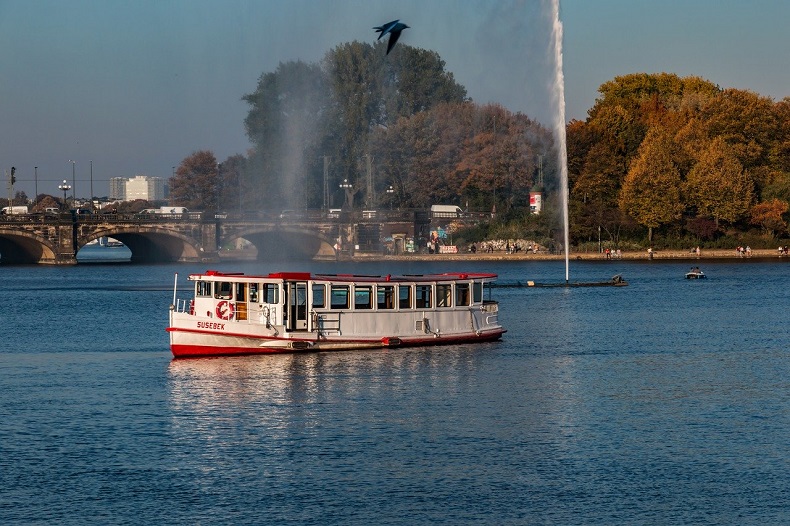 Hamburg mit dem Schiff -  Bild von Karsten Bergmann auf Pixabay