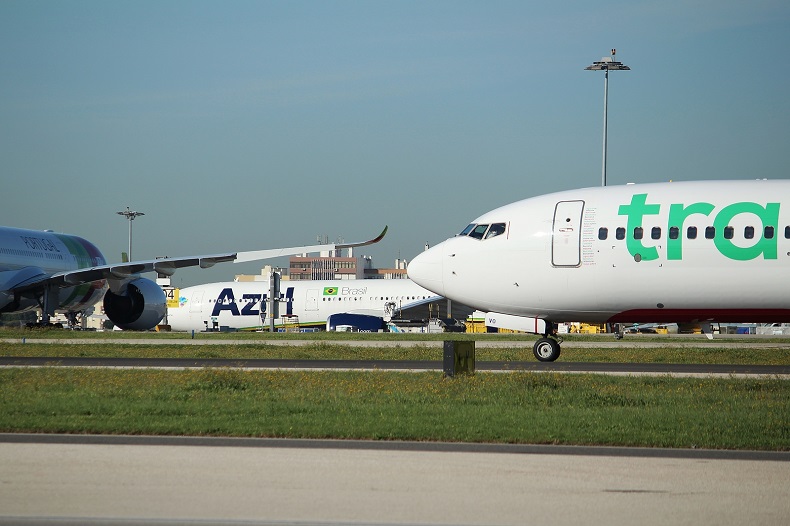 Flughafen - Stockfoto-ID: 355215620 Copyright: SoniaBonet - Big Stock Photo