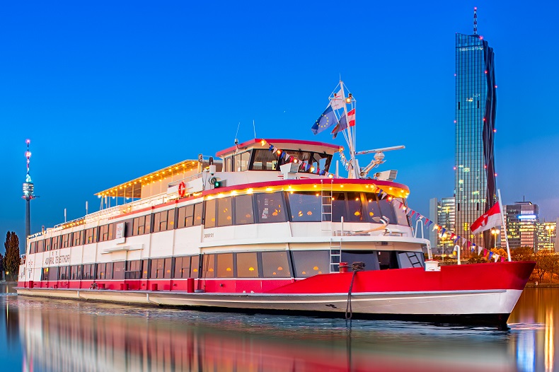 MS Admiral Tegetthoff auf Abendfahrt &copy; Fotograf: Dr. Dieter Lampl Fotocredit: DDSG/Lampl
