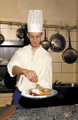 Quarkkeulchen Typische Dresdner Spezialität sind die Sächsischen Quarkkeulchen, eine Art Pfannkuchen auf Kartoffel-Quarkbasis. Stilvoll serviert werden sie in vielen Dresdner Lokalen wie hier im Pulverturm. (c) DWT Dittrich