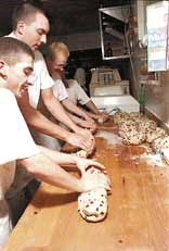 Stollenbäckerei Matzker Der Originale Dresdner Christstollen mit dem goldenen Gütesiegel wird nur in Dresden gebacken - auf traditionelle, handwerkliche Art. (c) DWT Dittrich