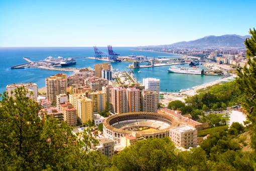 Auch im Herbst noch warm: Malaga mit Blick auf den Hafen. © Kiko Jimenez | Fotolia.com
