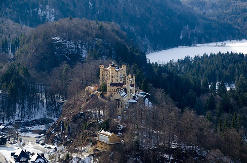 Ein Blick auf das winterliche Schwangau mit dem Schloss Hohenschwangau. Nicht weit entfernt liegt zudem das weltbekannte Schloss Neuschwanstein. Eine m&auml;rchenhafte Kulisse f&uuml;r eine Winterreise! � USA-Reiseblogger  (CC0-Lizenz) / pixabay.com